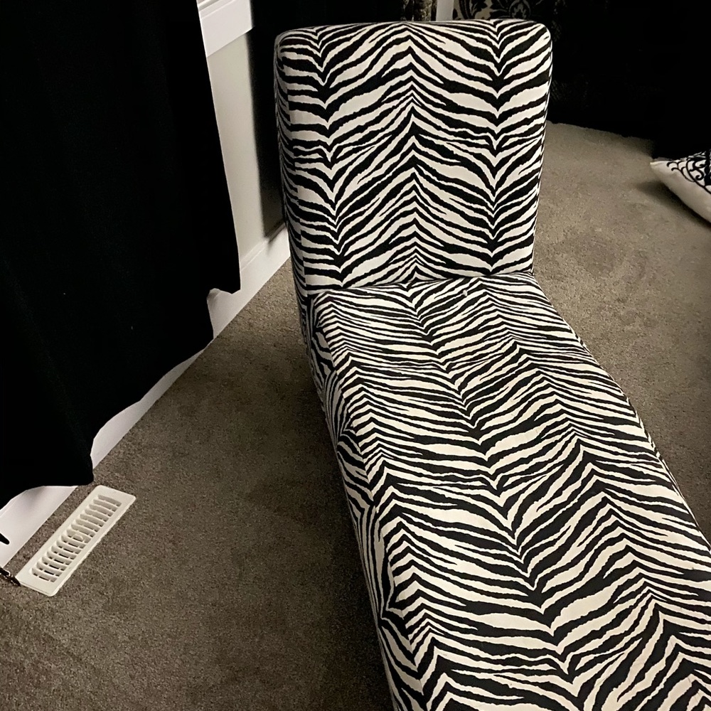 Modern couch - Picture 3 of 4